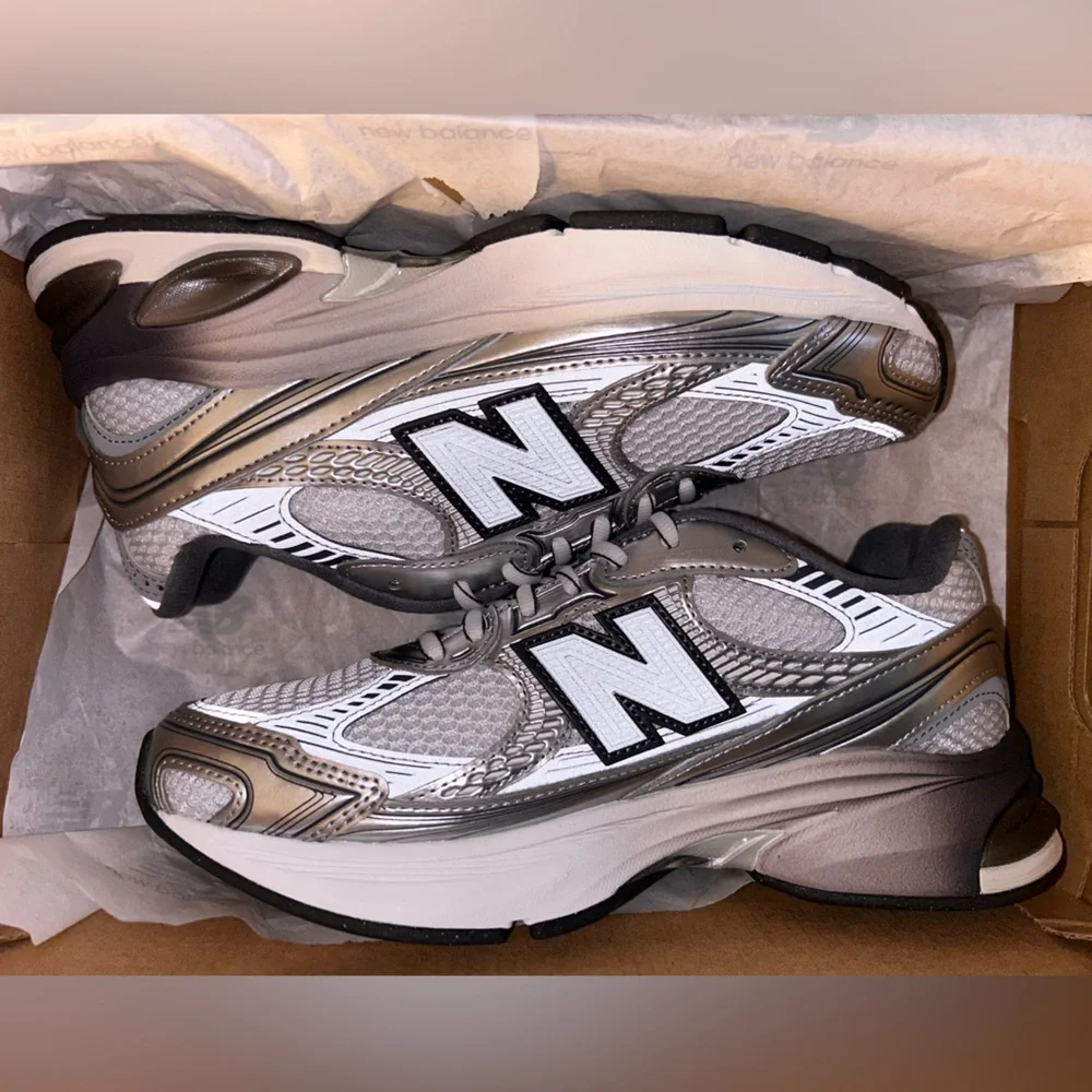 New Balance Unisex 2010 lifestyle Running Shoe - Black/Silver/Gray